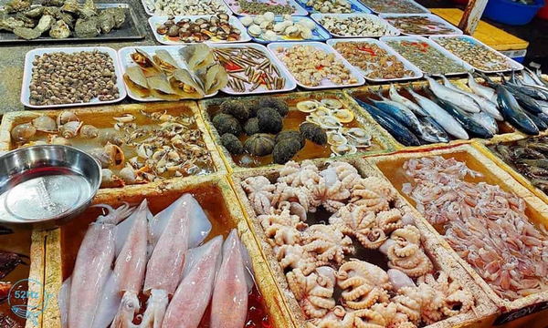 Một trong những trải nghiệm không thể bỏ lỡ khi đến Biển Long Hải chính là thưởng thức các loại hải sản tươi ngon