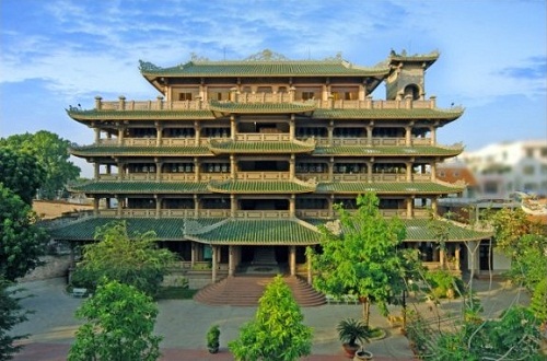 Đại Tòng Lâm là chánh điện của Thiền Tôn Phật Quang, được kỷ lục Việt Nam công nhận là chánh điện lớn nhất.