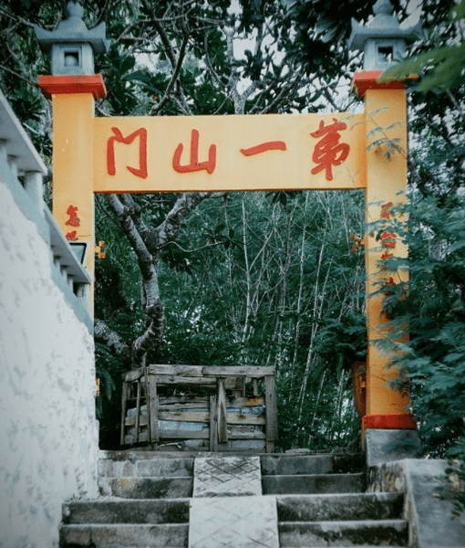 Khi đến chùa, bạn sẽ được trải nghiệm những bậc thang cổ kính trên những con đường nhỏ