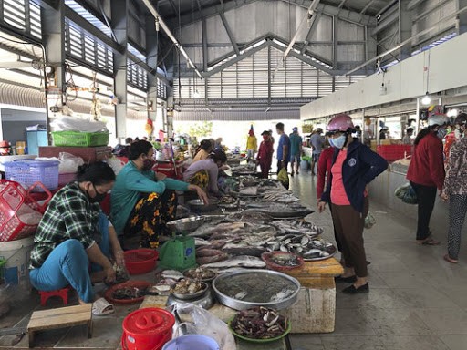 Bạn có thể tham gia vào các phiên chợ địa phương để mua sắm các sản phẩm độc đáo và đặc sản biển tươi ngon