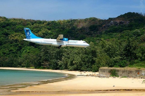 Đảo Côn Sơn có sân bay riêng, sân bay Côn Sơn, dành cho các chuyến bay nội địa từ Sài Gòn và Cần Thơ