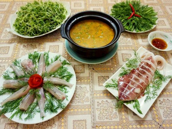 Nhà hàng Gành Hào chuyên về các món ăn hải sản tươi sống từ vùng biển Vũng Tàu, với hương vị thơm ngon đặc biệt