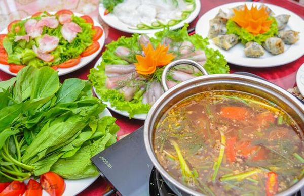 Lẩu cá khoai Hoài Thu là một quán ăn nổi tiếng với món lẩu cá khoai tại Vũng Tàu