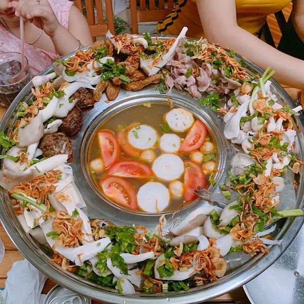 Móm Hí là nhà hàng lẩu Thái Vũng Tàu rất nổi tiếng với giới trẻ và du khách Vũng Tàu