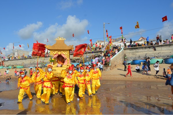 Lễ hội Nghinh Ông Vũng Tàu bắt đầu bằng lễ khai mạc với các tiết mục truyền thống như 3 hồi trống và 3 hồi chiêng