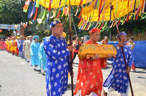 Lễ hội còn có nhiều trò chơi dân gian, biểu diễn nghệ thuật và múa lân rồng