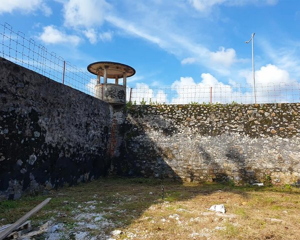 Nhà tù Côn Đảo thuộc vùng biển tỉnh Bà Rịa - Vũng Tàu nằm ở trung tâm thị trấn Côn Đảo