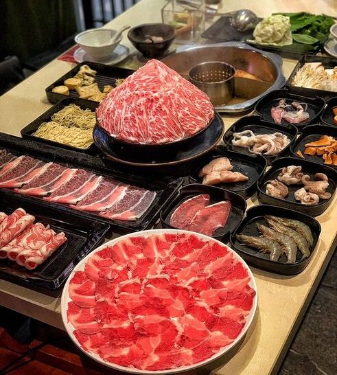 Quán buffet Vũng Tàu lẩu Đài Loan Manwah nổi tiếng với sự kết hợp độc đáo của các nguyên liệu và sự đa dạng của thực phẩm