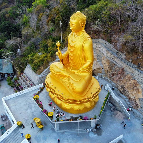 Bức tượng được đặt tại vị trí cao nhất của Thiền viện