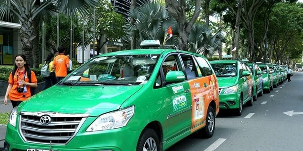 Các hãng taxi như Mai Linh, VinaSun, và Saigon Air có mặt tại sân bay và sẽ đưa bạn đến Vũng Tàu với chi phí hợp lý
