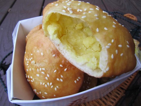 Bánh tiêu ở Vũng Tàu thường được làm từ nhân đậu xanh hoặc nhân sầu riêng
