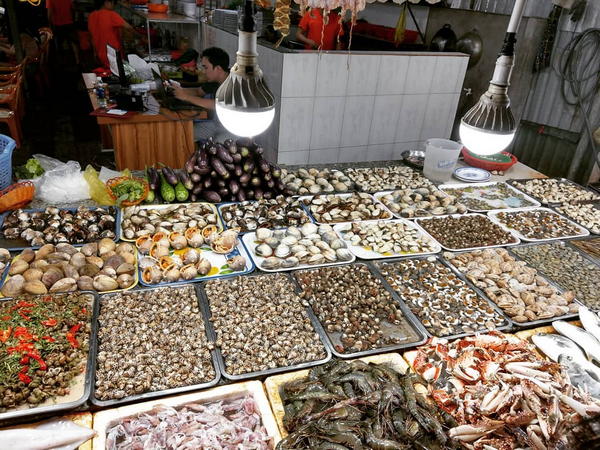 Một điểm đặc biệt tại Chợ Bến Đình Vũng Tàu chính là dịch vụ chế biến hải sản