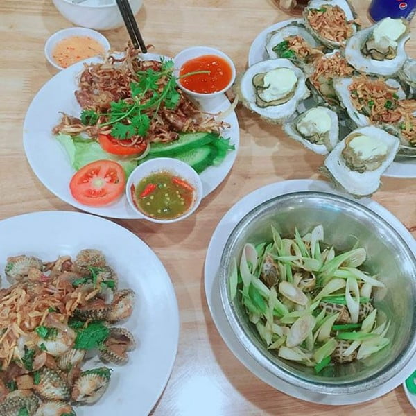 Quán ốc Tự Nhiên là một trong những địa điểm ăn uống tươi ngon, với mức giá hợp lý tại Vũng Tàu