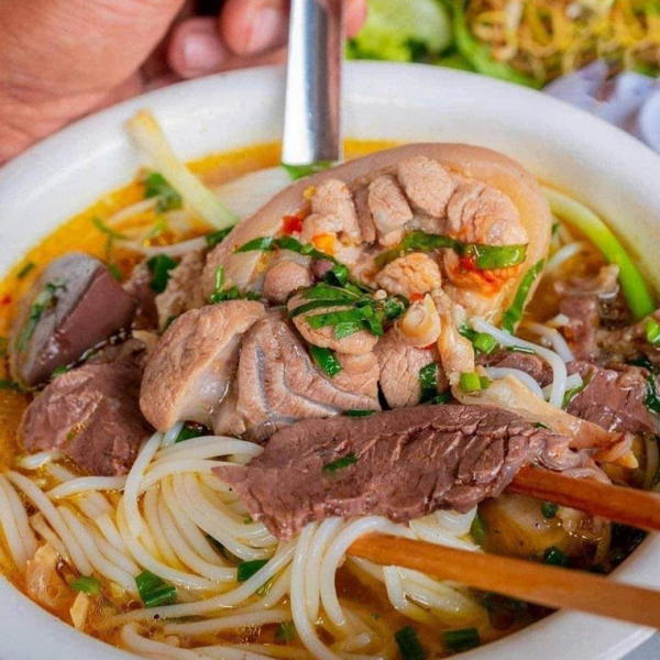 Quán Bún Bò Huế Thanh Hương tại Vũng Tàu là điểm đến lý tưởng cho những người yêu thực phẩm ngon mắt và chất lượng.
