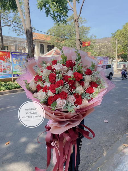 Shop hoa tươi Minh Tâm không chỉ đa dạng về loại hoa mà còn mang đến nhiều phong cách cắm hoa khác nhau.