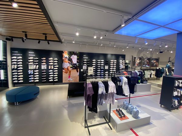 Đội ngũ nhân viên tại shop Adidas Vũng Tàu được đánh giá cao về sự tận tâm và nhiệt huyết trong việc tư vấn cho khách hàng