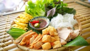 Bún đậu bày trong mẹt hấp dẫn, lá chuối lót bên dưới vô cùng sạch sẽ, mắm tôm đậm đà dễ ăn