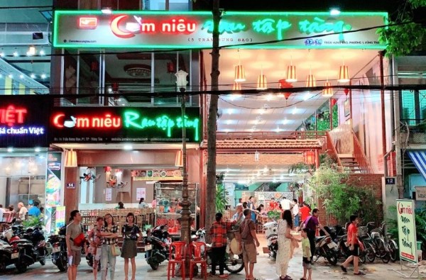 Nhà hàng Cơm Niêu Rau Tập Tàng là một trong những nhà hàng cơm niêu đầu tiên xuất hiện tại Vũng Tàu
