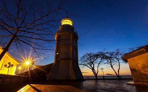 Hình ảnh tĩnh lặng của ngon hải đăng vào ban đêm 