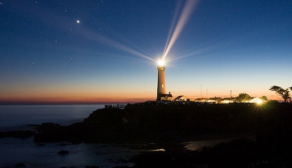 Hình ảnh ngon hải đăng Vũng Tàu tỏa sáng vào đêm 
