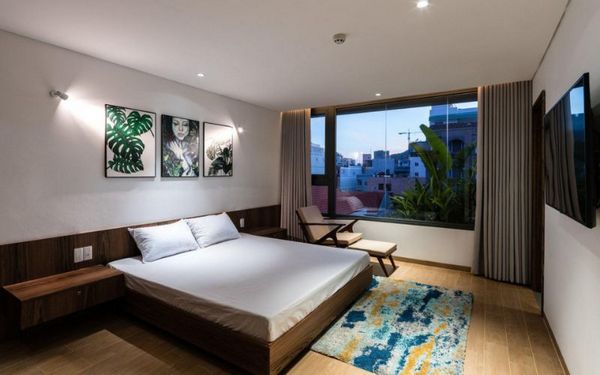 The Avis Apartment với diện tích 15m2 và thiết kế hiện đại, nội thất gỗ và hệ thống cây xanh.