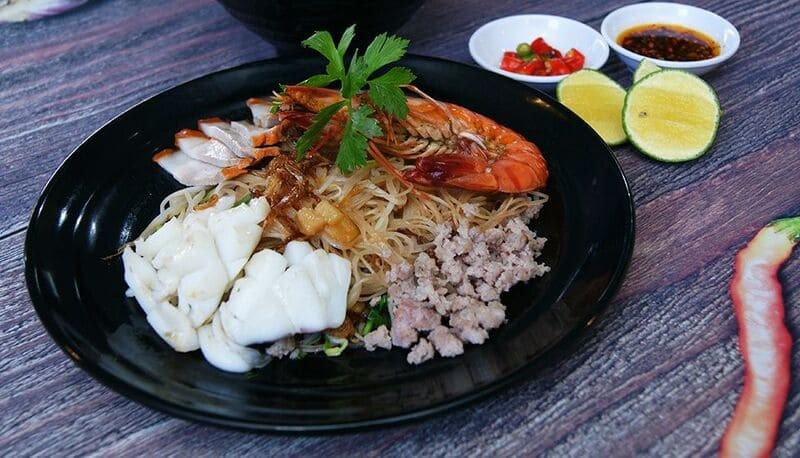 Hủ tiếu Thuận Phúc nổi tiếng với món hủ tiếu khô hải sản