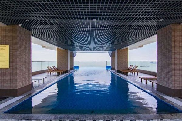 Với hồ bơi tại tầng 9, khách sạn này không chỉ là nơi lưu trú mà còn là điểm đến thư giãn với không khí biển mát lành.