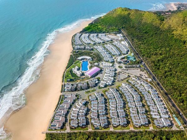 Oceanami Villas & Beach Club là sự hòa quyện giữa núi và biển, tạo nên không gian yên bình và đẹp mắt.