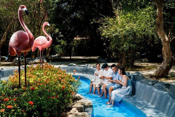 Bình Châu Hot Springs, được biết đến như "thế giới khoáng nóng" hay "Onsen của Việt Nam," là một khu du lịch nghỉ dưỡng khoáng nóng 4 sao nằm ở thành phố Vũng Tàu