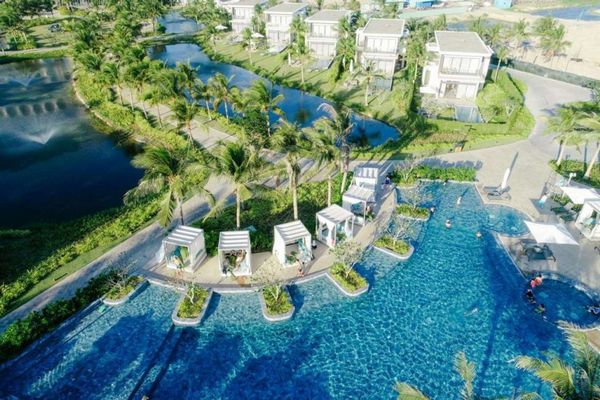Melia Ho Tram Beach Resort thuộc hàng "cực phẩm" ở bãi Hồ Tràm, một bãi biển nguyên sơ hiếm có trên thế giới.