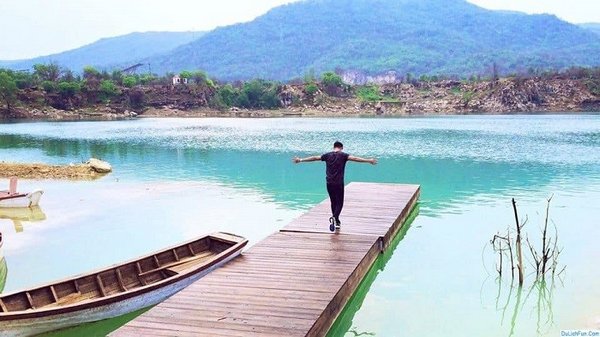 Hồ Đá Xanh là một trong những điểm nổi tiếng ở Vũng Tàu, với một hồ nước xanh trong veo bao quanh bởi núi rừng