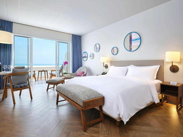 Phòng Deluxe với giường cỡ king và tầm nhìn ra biển là một sự lựa chọn hoàn hảo