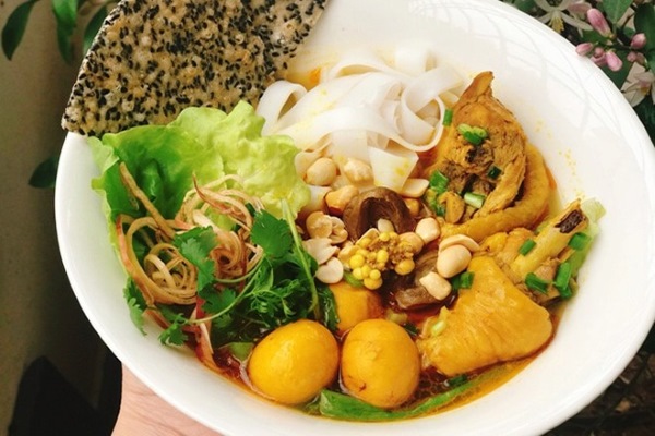 Mì Quảng tại quán Mì Quảng Gà thường được làm từ bột gạo, có màu vàng nhạt, mang hương vị đặc trưng của bột gạo