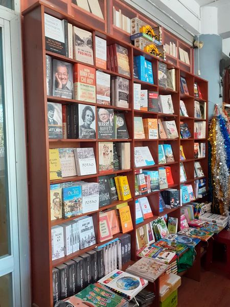Nhà Sách Hoàng Cương, thành lập từ năm 1997, là một điểm đến truyền thống cho người yêu sách tại Vũng Tàu