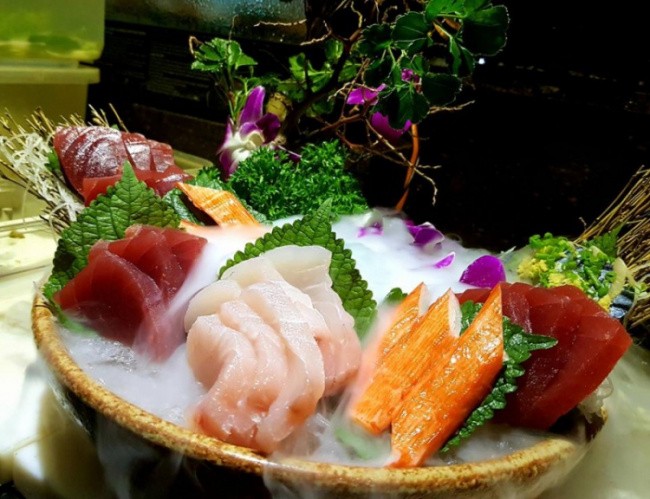 Sushi tại Hana Sushi không chỉ ngon miệng mà còn được chế biến sạch sẽ, ăn vừa vị và phục vụ rất rộng lượng