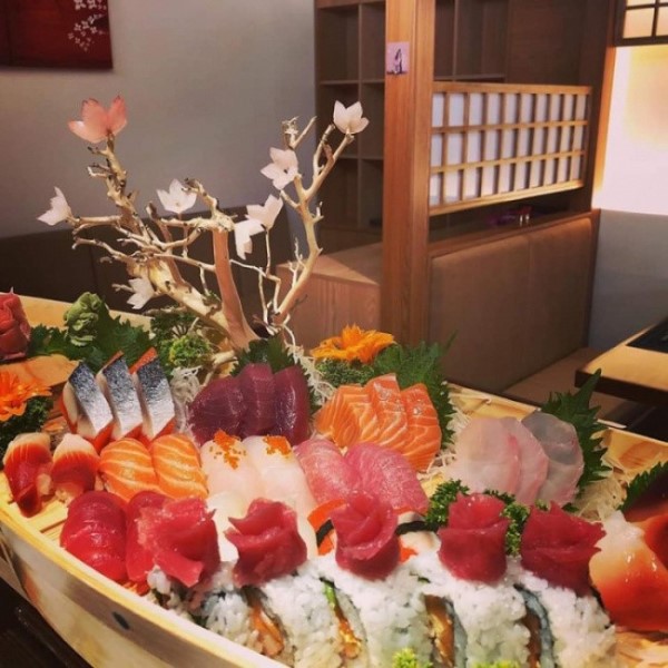 Sushi tại đây không chỉ ngon mà còn được chế biến và trang trí đĩa không thua kém gì những quán sushi tại Nhật Bản