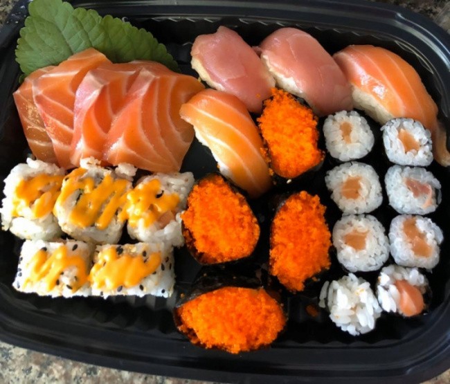 Sushi ở đây được chế biến với sự đặc biệt, trứng cá hồi tươi ngon và ngọt lịm, khi kết hợp với wasabi