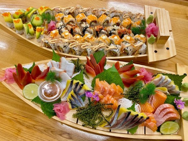 Thực đơn tại đây tập trung chủ yếu vào Sushi, Sashimi và các món nướng