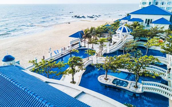 Lan Rừng Resort & Spa nằm trên diện tích rộng 27 ha, với thiết kế 369 phòng khách sạn sang trọng và hiện đại.