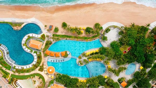 Nếu bạn là người yêu thích không gian riêng tư và yên tĩnh, Holiday Inn Resort Ho Tram Beach là sự lựa chọn hoàn hảo