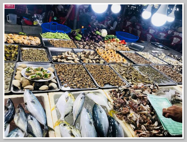 Khu phố ẩm thực tại chợ Long Hải đa dạng các loại hải sản nướng 