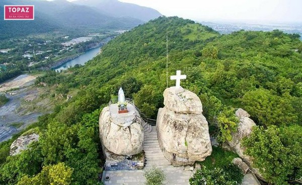 Núi Dinh không phải là một thử thách quá khó khăn, vì vậy bạn có thể di chuyển bằng xe máy hoặc xe khách đến điểm khởi hành.